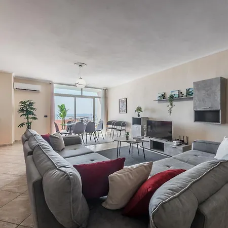 Apartment Three Bedroom Romantic Promenade