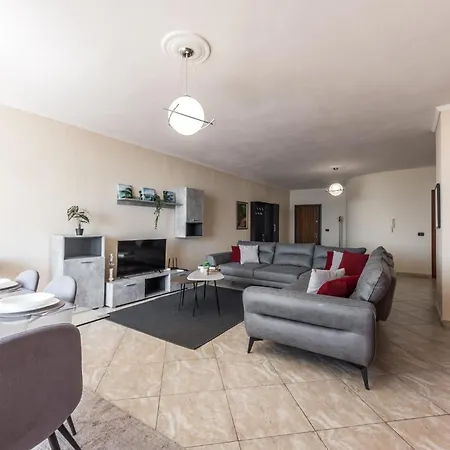 Apartment Three Bedroom Romantic Promenade