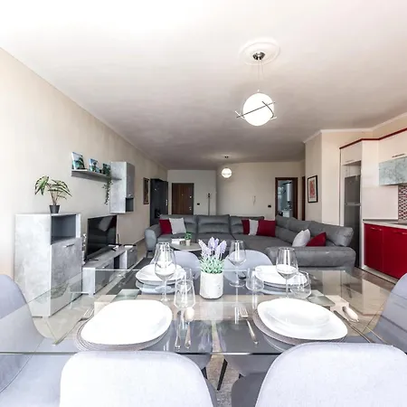Three Bedroom Romantic Promenade *